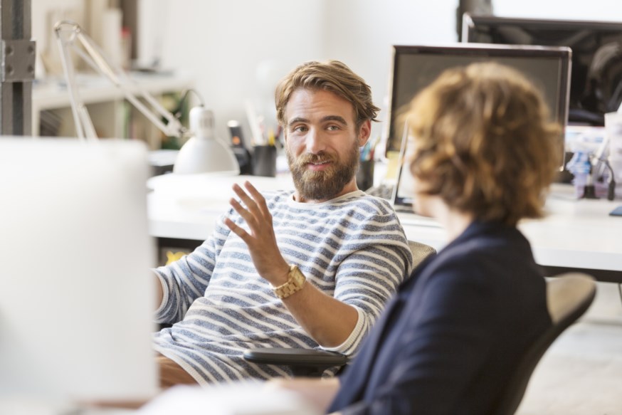 jenter sitter ved pc-en og diskuterer