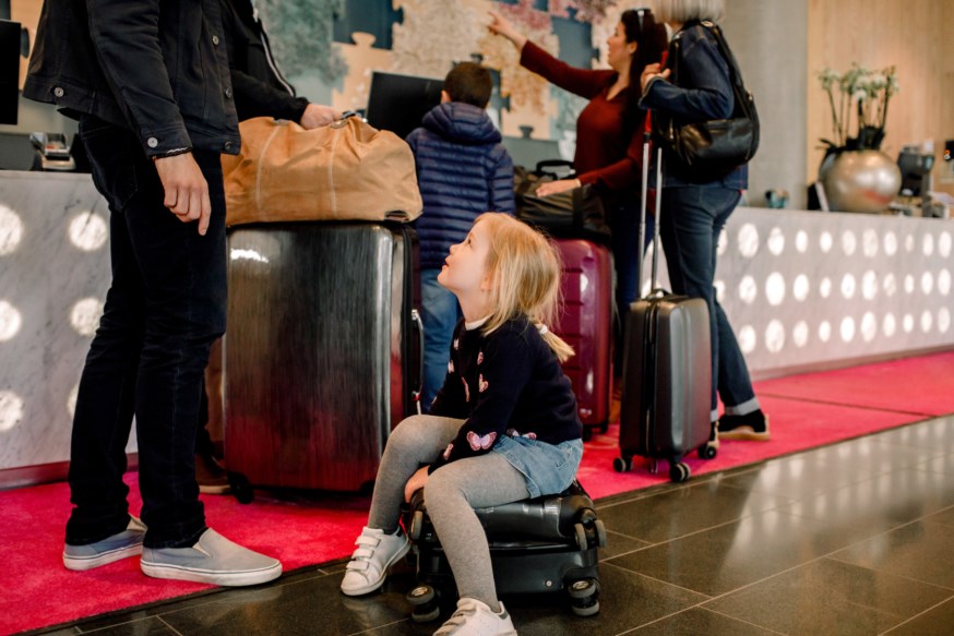 Familie sjekker inn på hotel