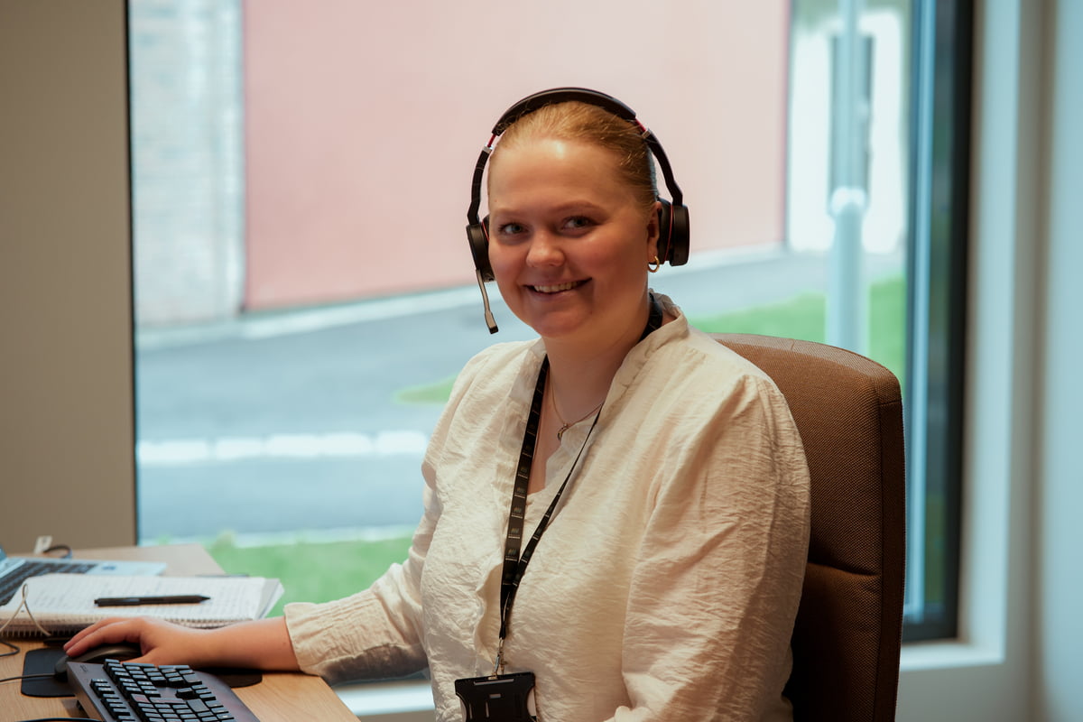 Bilde av dame med telefonheadset
