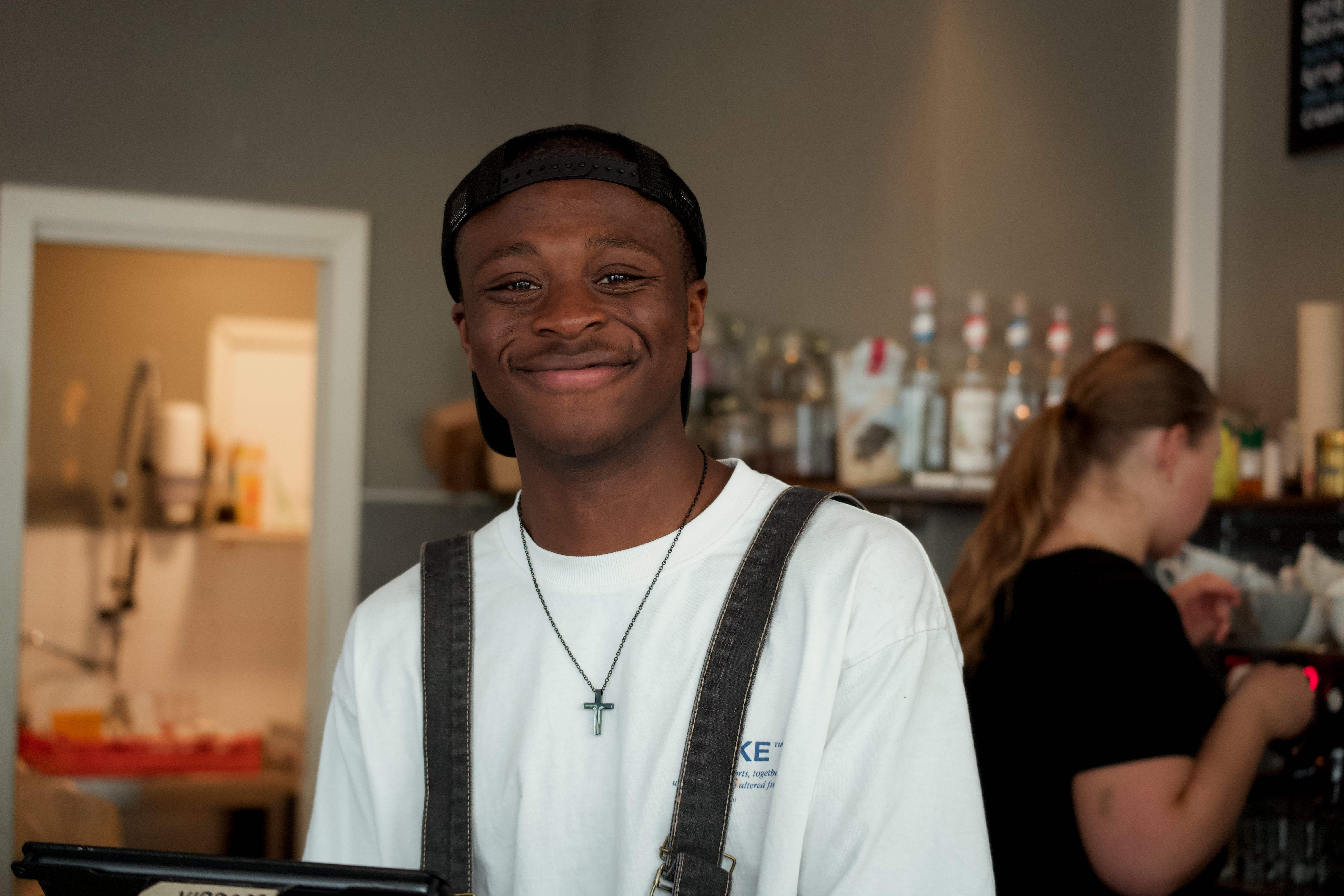 Ung mann som jobber på cafe