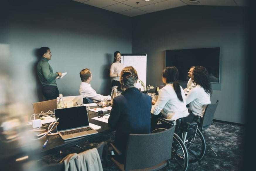 Workshop i et møterom med mennesker av ulik etnisitet og funksjonsevne