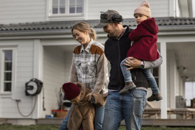 Familie utenfor hus