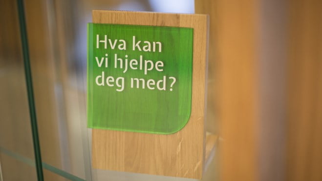 Grønn Eika informasjonsskilt, Hva kan vi hjelpe deg med?. foto