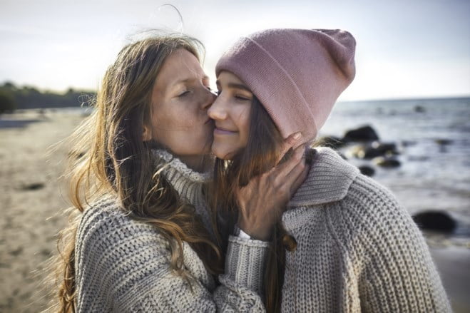 Mor gir datter kyss på kinnet