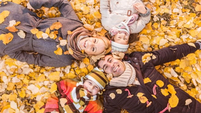 Familie og høstblader